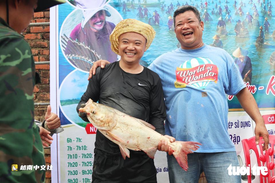 越南義安數百人下池塘歡快捕魚
