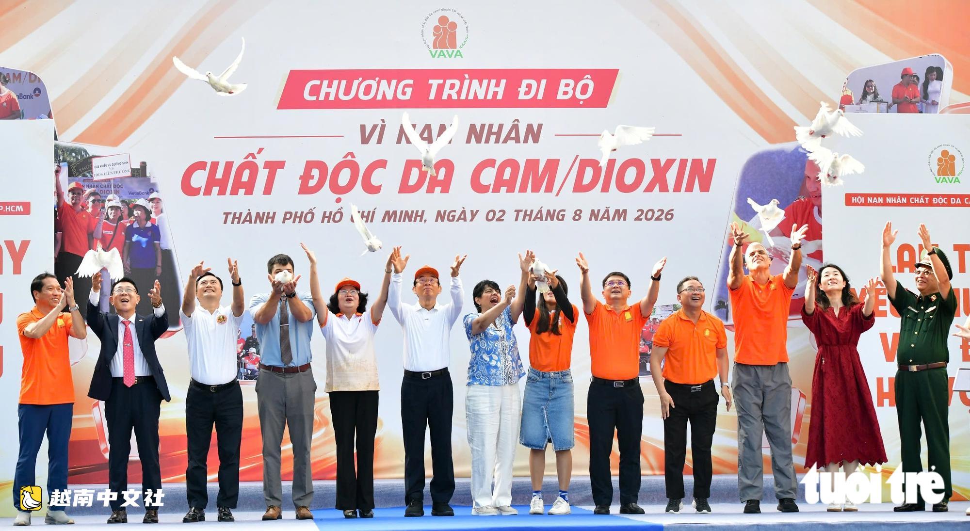 越南阮惠街橙色湧動 2026年橙劑受害者步行活動舉行