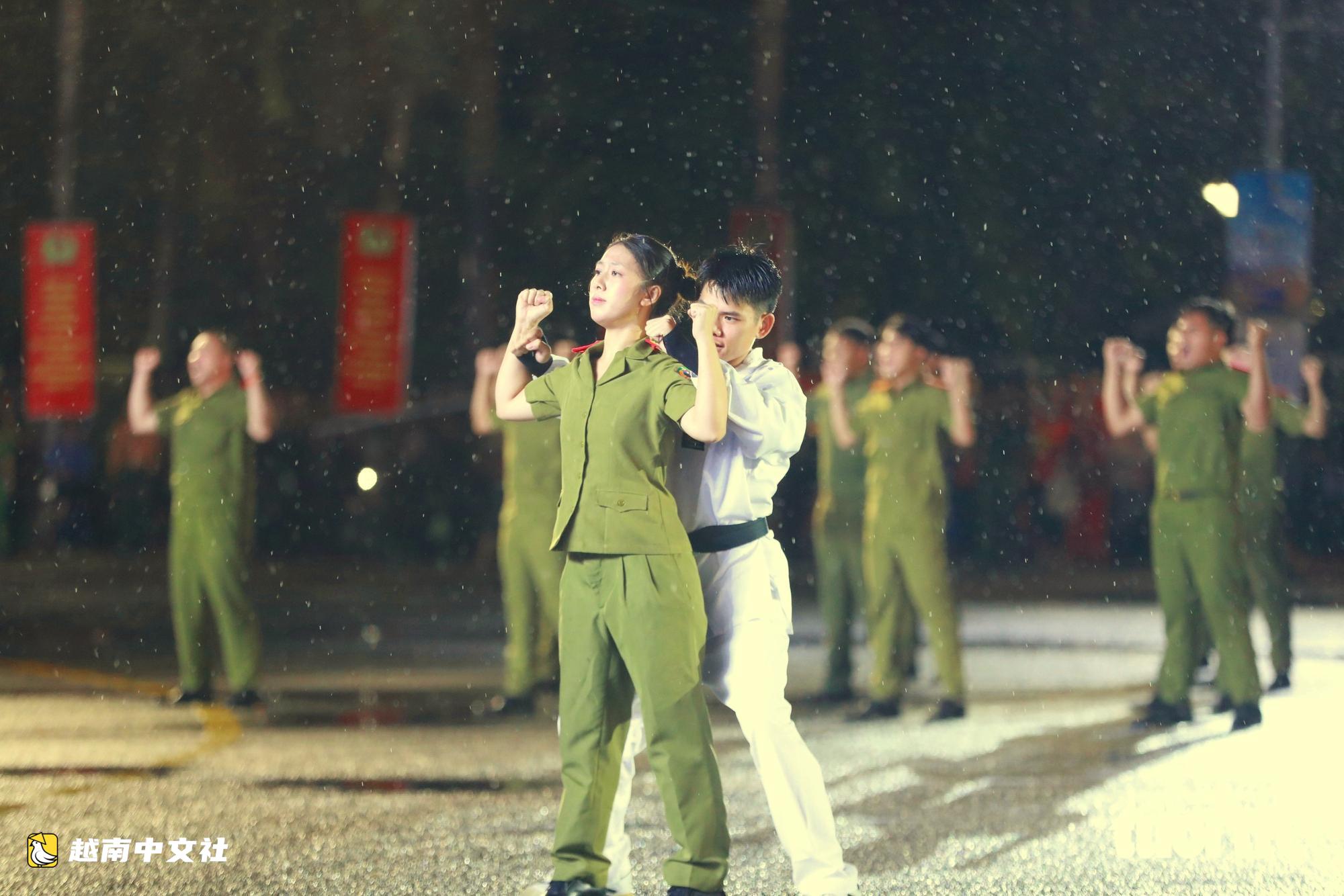 數千人冒雨觀看越南人民公安表演武術與騎兵