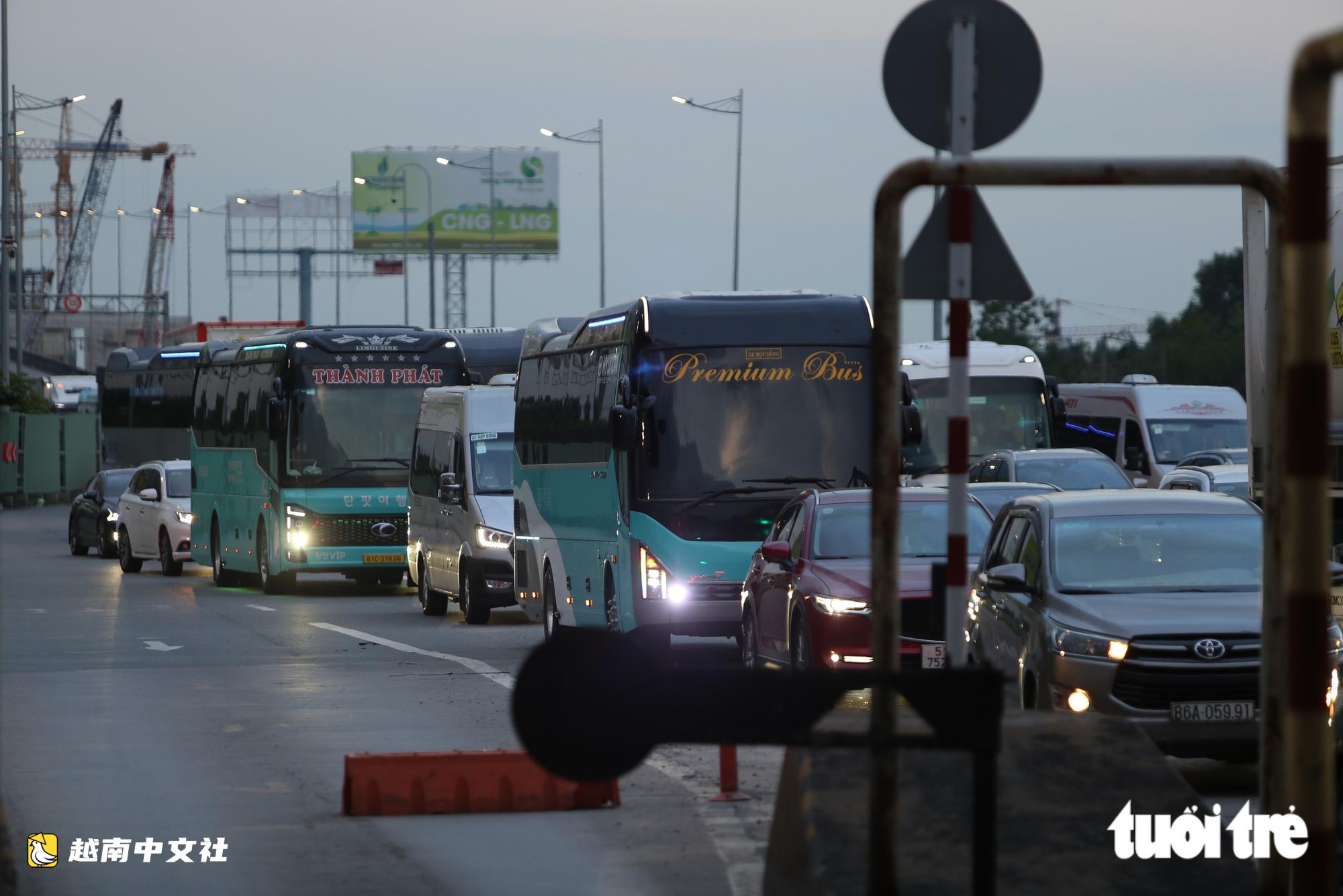 車流從國道51號一路‘爬行’至胡志明市-隆城高速安富交匯處,司機苦不堪言