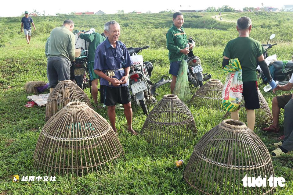 越南義安數百人下池塘歡快捕魚