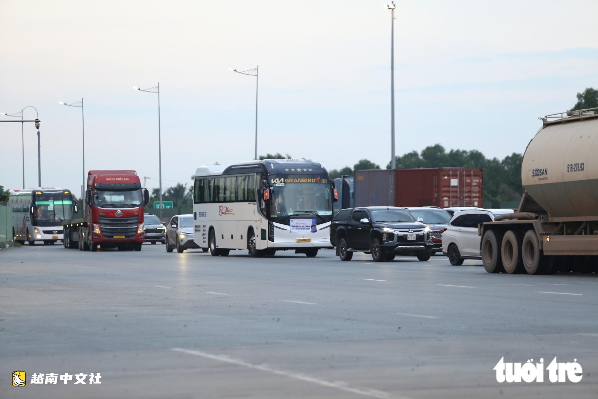 車流從國道51號一路‘爬行’至胡志明市-隆城高速安富交匯處,司機苦不堪言