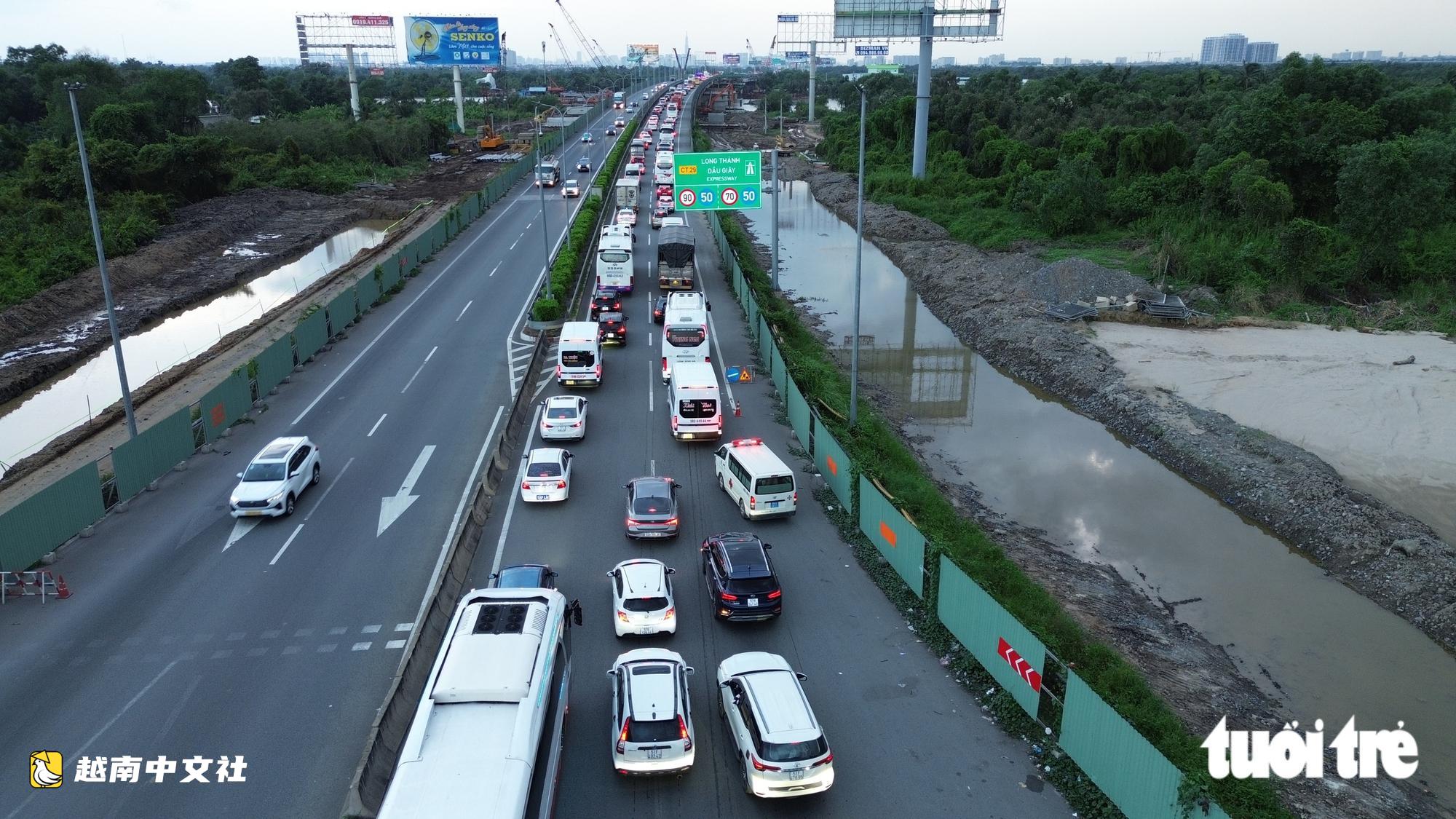 車流從國道51號一路‘爬行’至胡志明市-隆城高速安富交匯處,司機苦不堪言