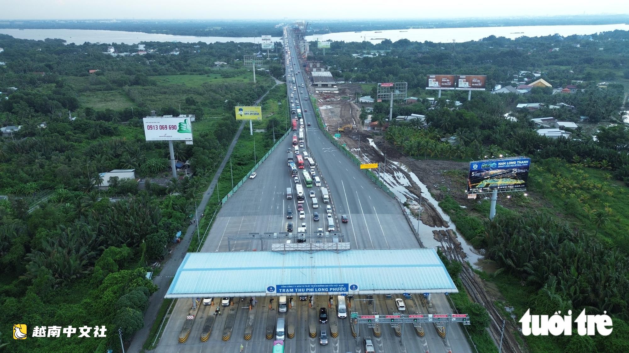 車流從國道51號一路‘爬行’至胡志明市-隆城高速安富交匯處,司機苦不堪言