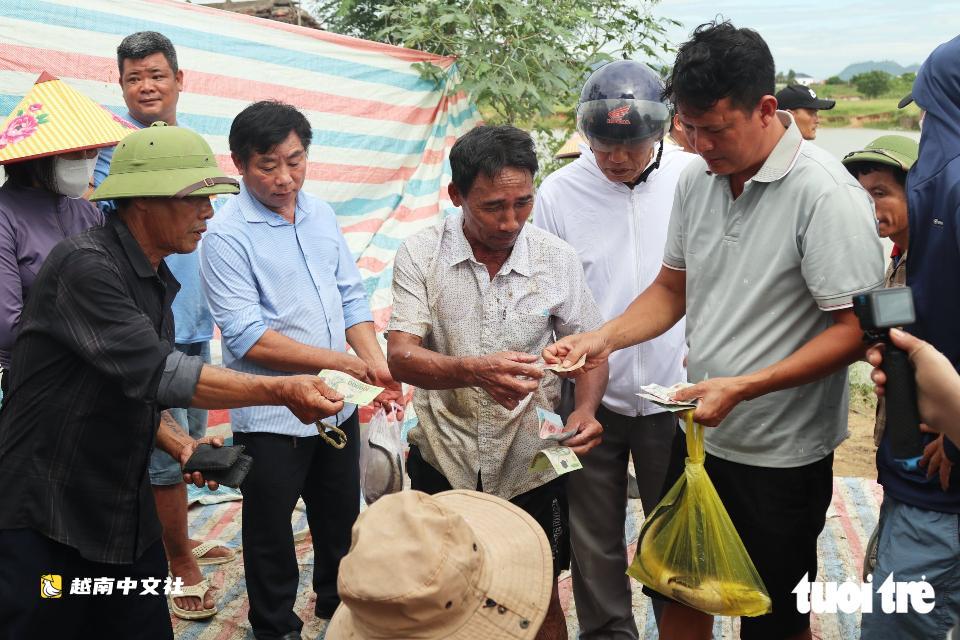 越南義安數百人下池塘歡快捕魚