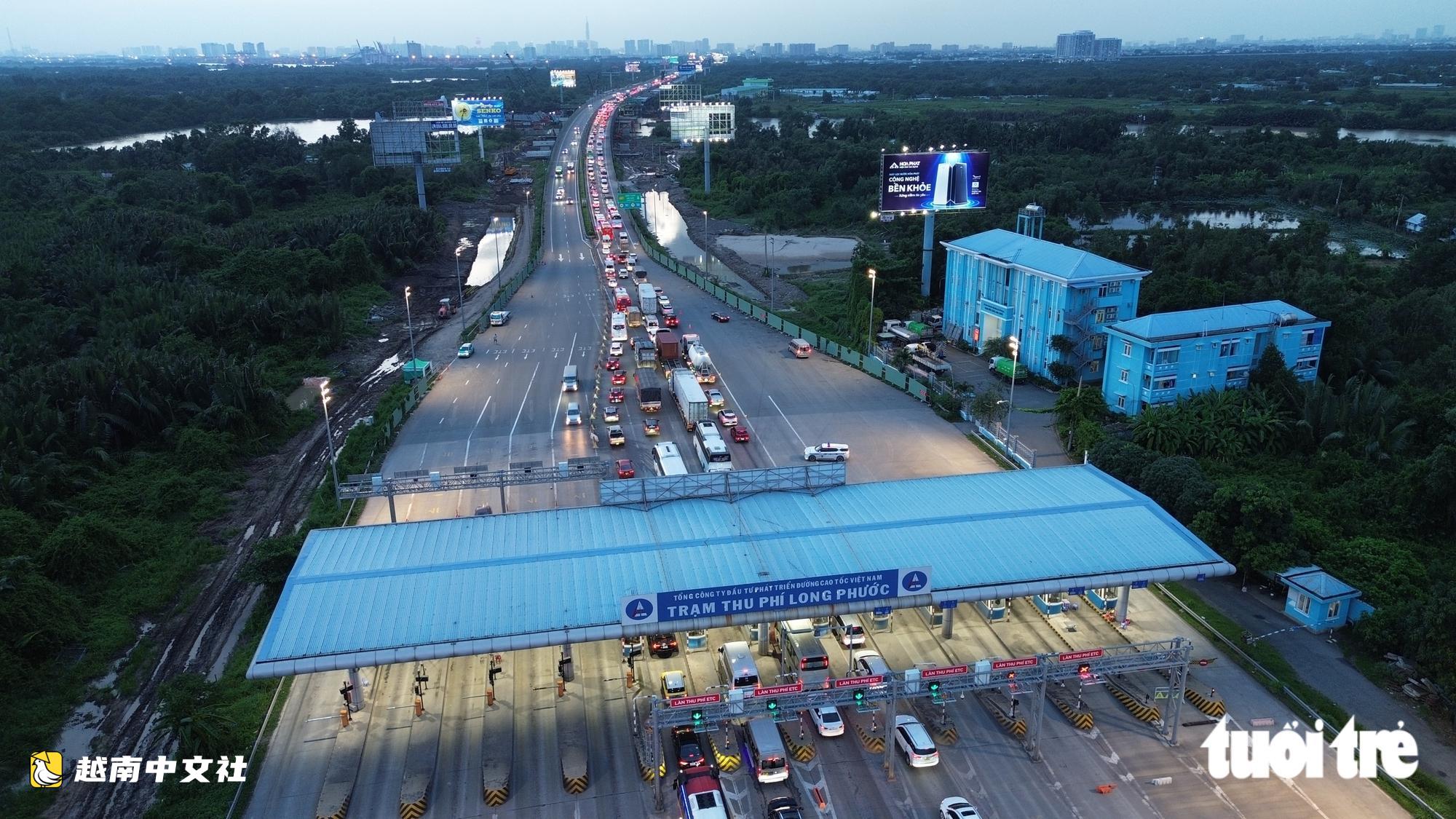 車流從國道51號一路‘爬行’至胡志明市-隆城高速安富交匯處,司機苦不堪言