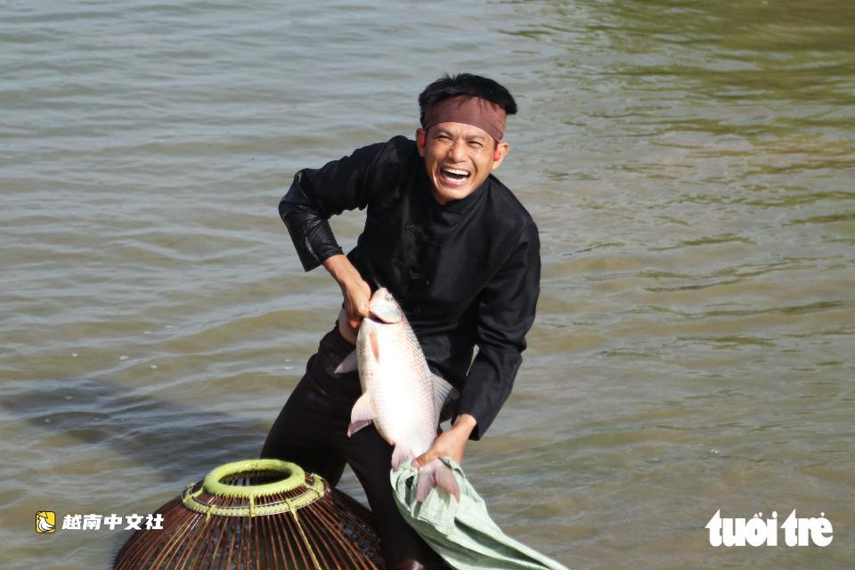 越南義安數百人下池塘歡快捕魚