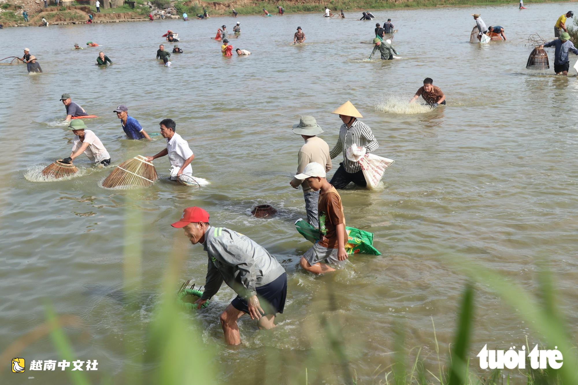 越南義安數百人下池塘歡快捕魚