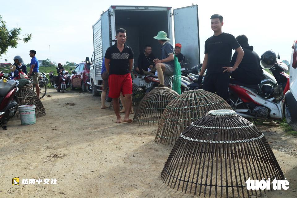 越南義安數百人下池塘歡快捕魚