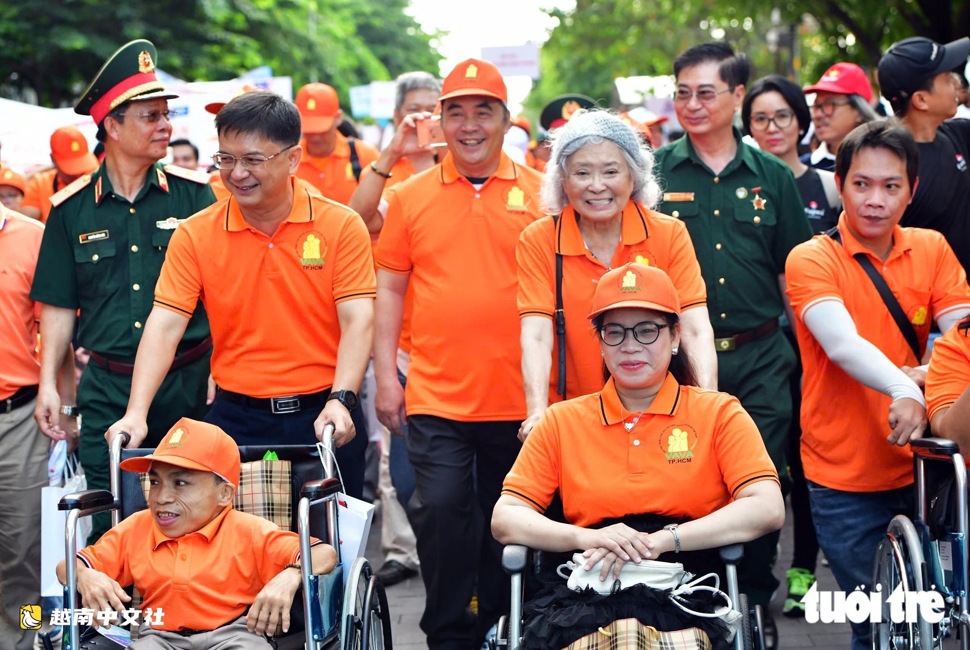 越南阮惠街橙色湧動 2026年橙劑受害者步行活動舉行