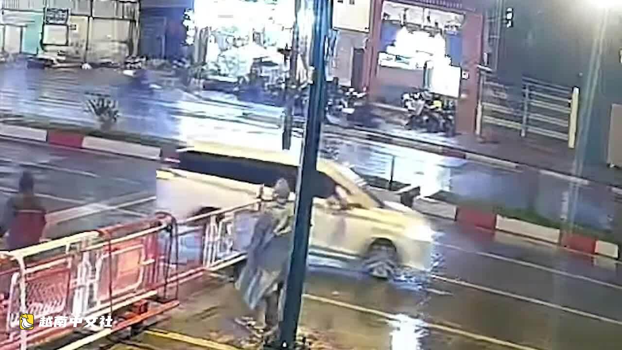 胡志明市汽車司機撞鐵路護欄
