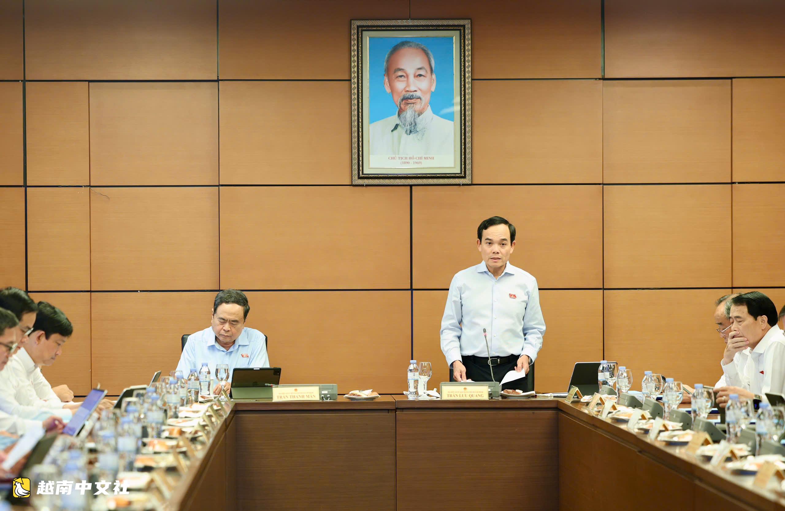 越南國會主席:定期審查以刪除不合適的行業和經營條件