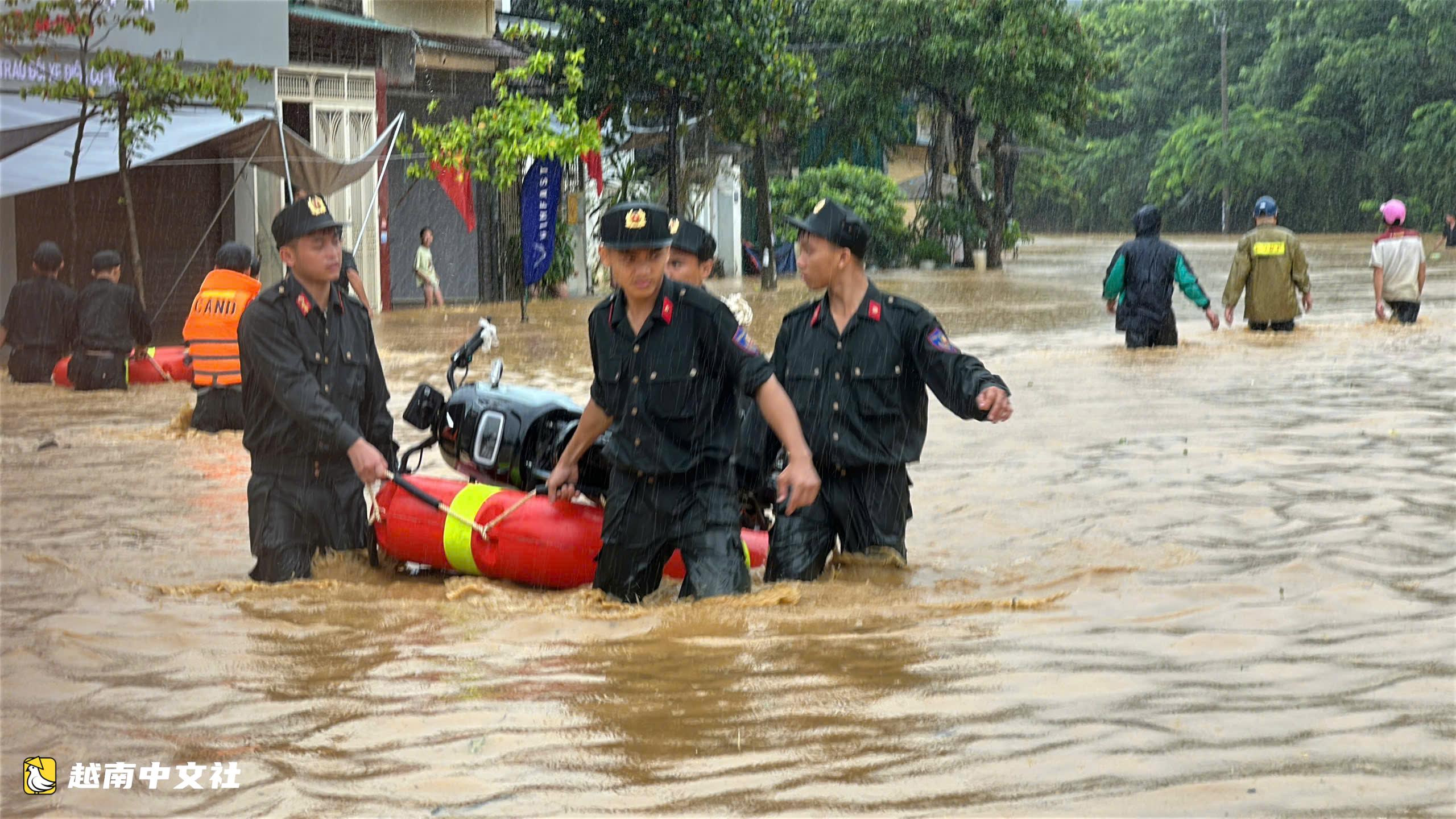 越南老街省暴雨內澇 警察浸泡深水轉移民眾