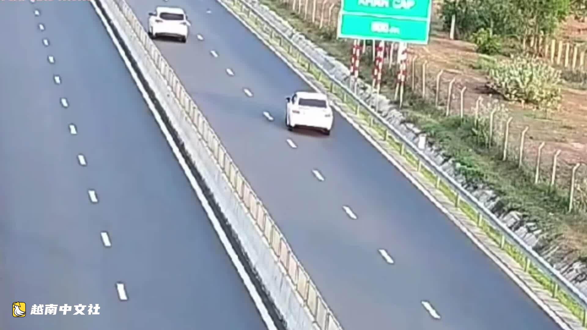 越南女司機在永好—潘切高速公路上倒車