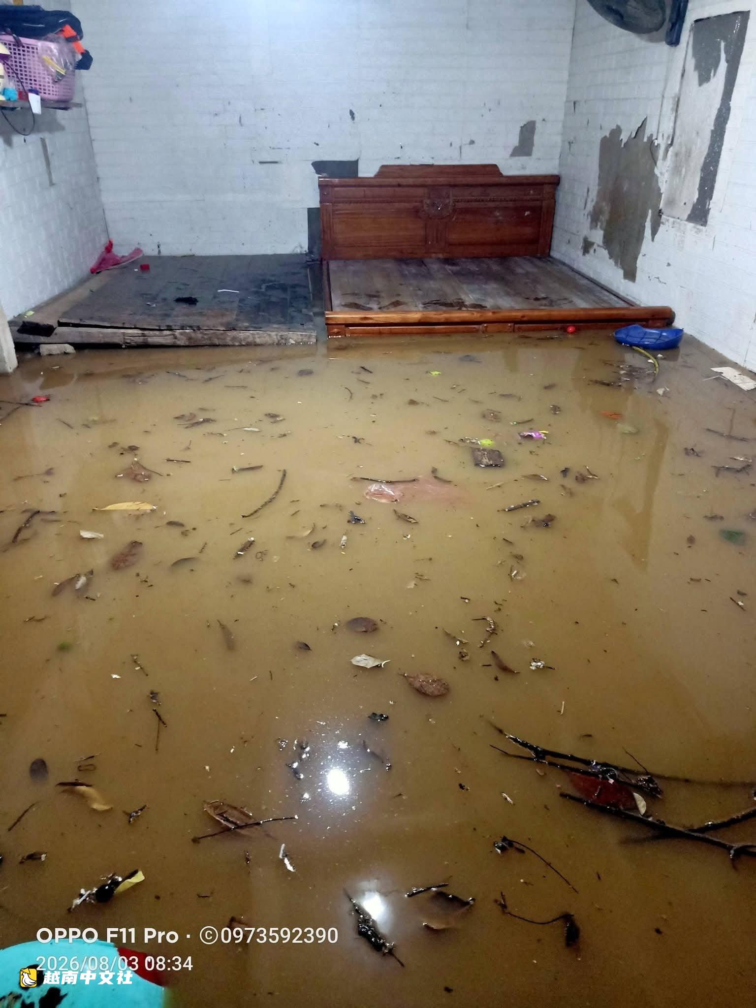 越南老街省暴雨內澇 警察浸泡深水轉移民眾