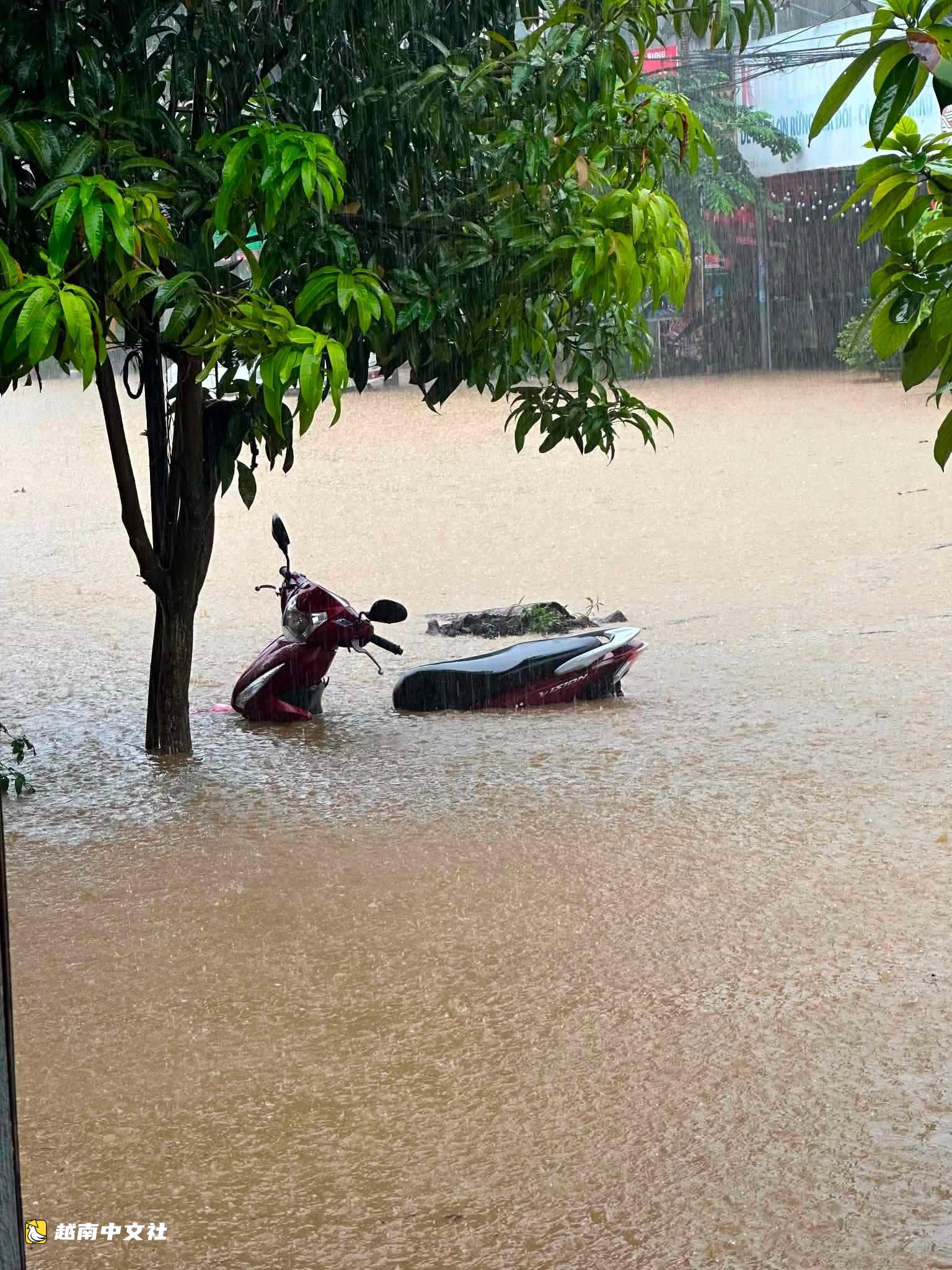 越南老街省暴雨內澇 警察浸泡深水轉移民眾