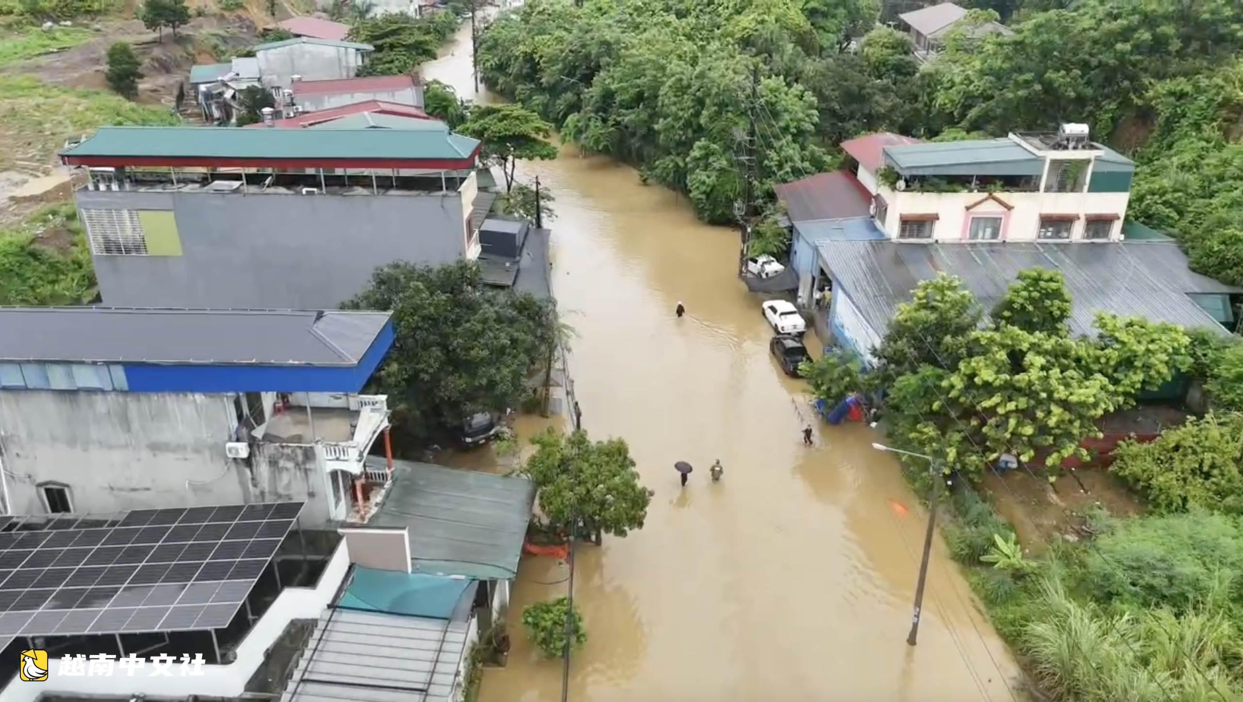 越南老街省暴雨內澇 警察浸泡深水轉移民眾