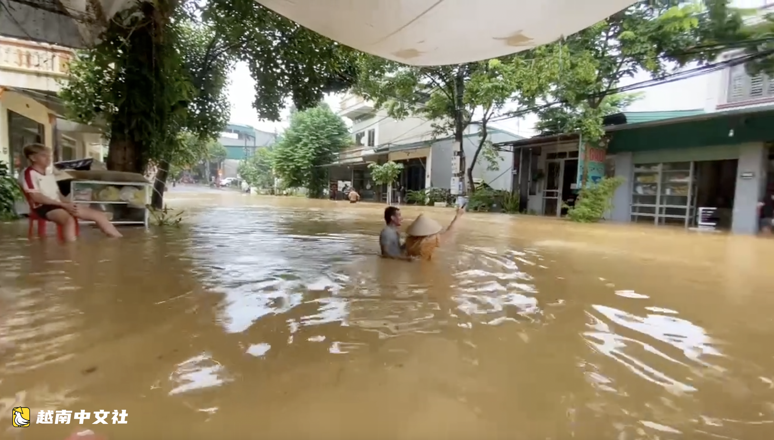 越南老街省暴雨內澇 警察浸泡深水轉移民眾