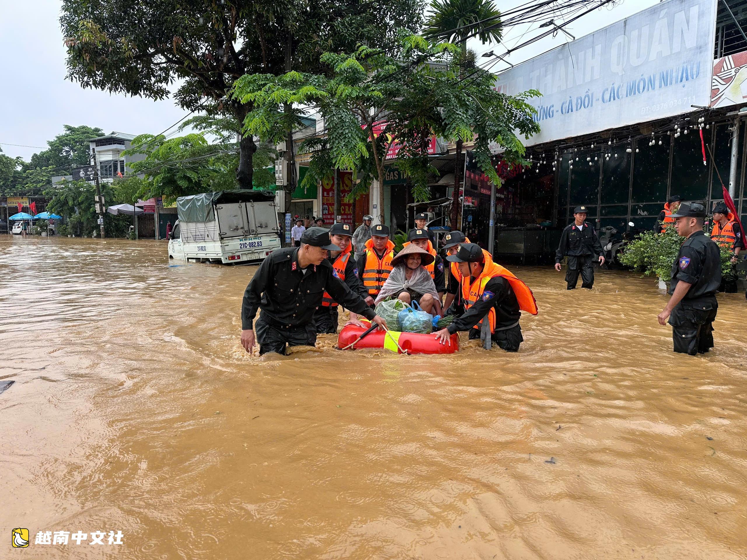 越南老街省暴雨內澇 警察浸泡深水轉移民眾