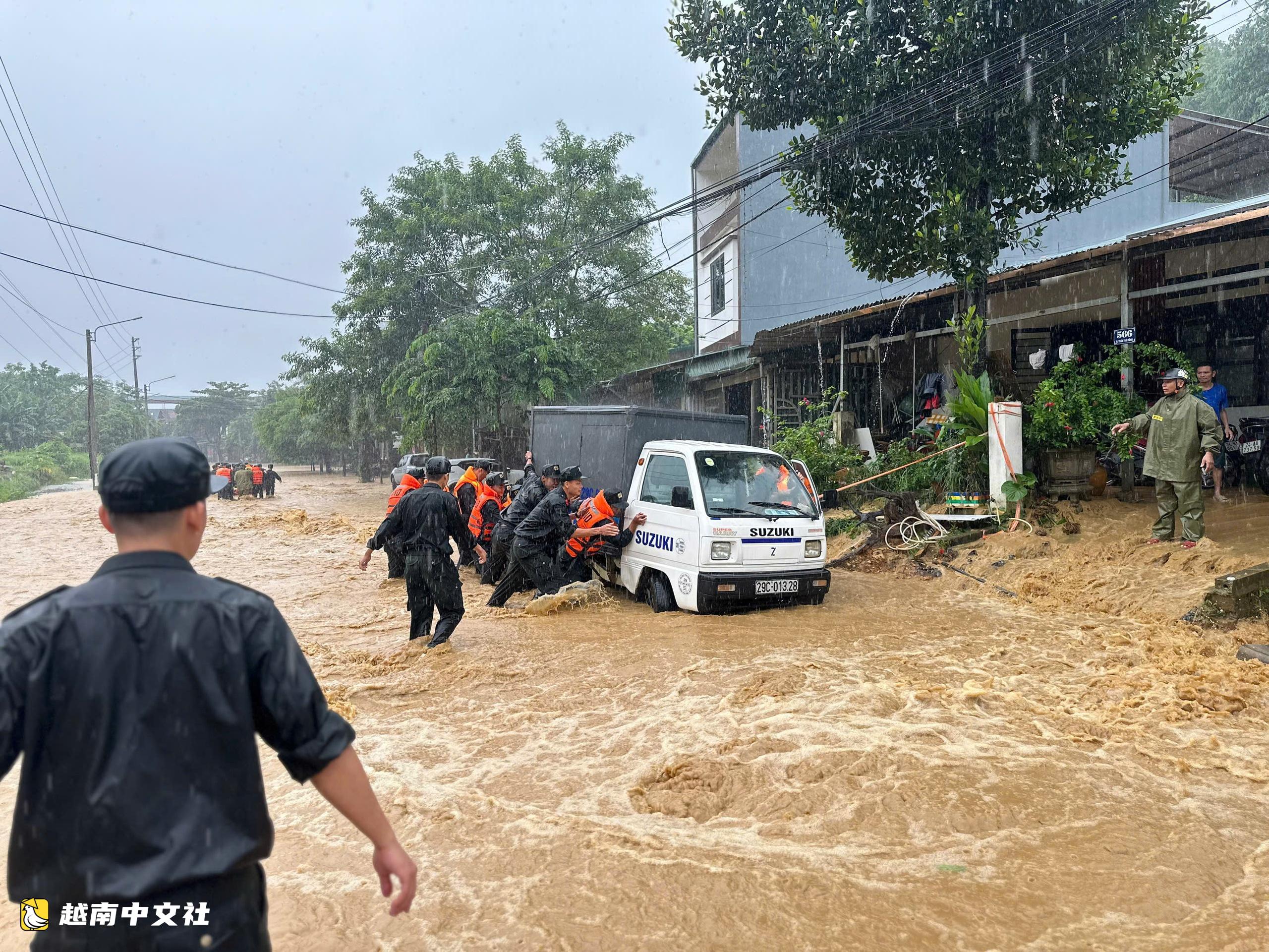 越南老街省暴雨內澇 警察浸泡深水轉移民眾