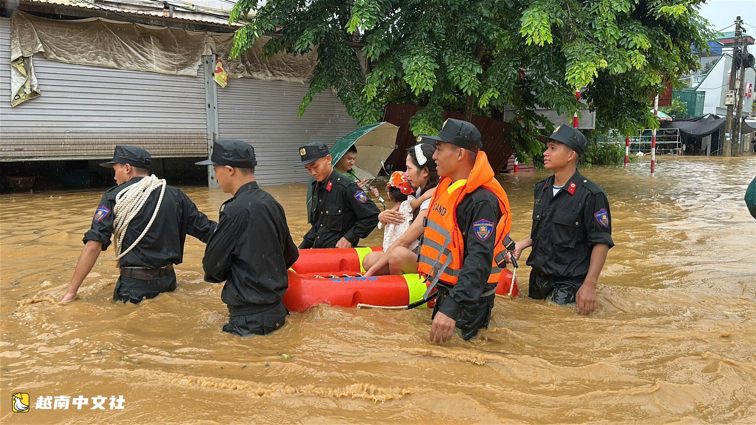 越南老街省暴雨內澇 警察浸泡深水轉移民眾