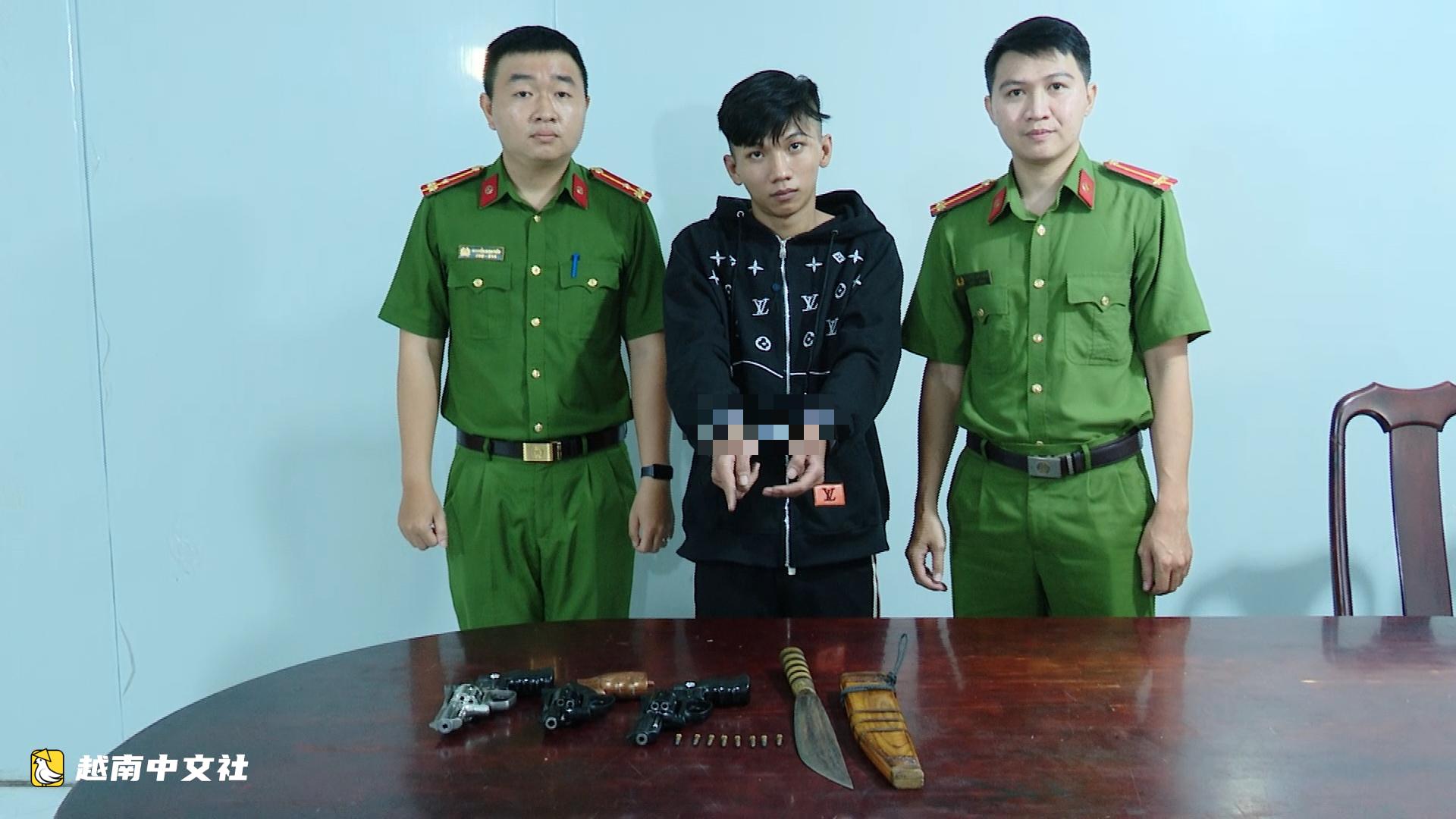 越南胡志明市緊急逮捕攜帶槍刀解決矛盾的青少年團夥