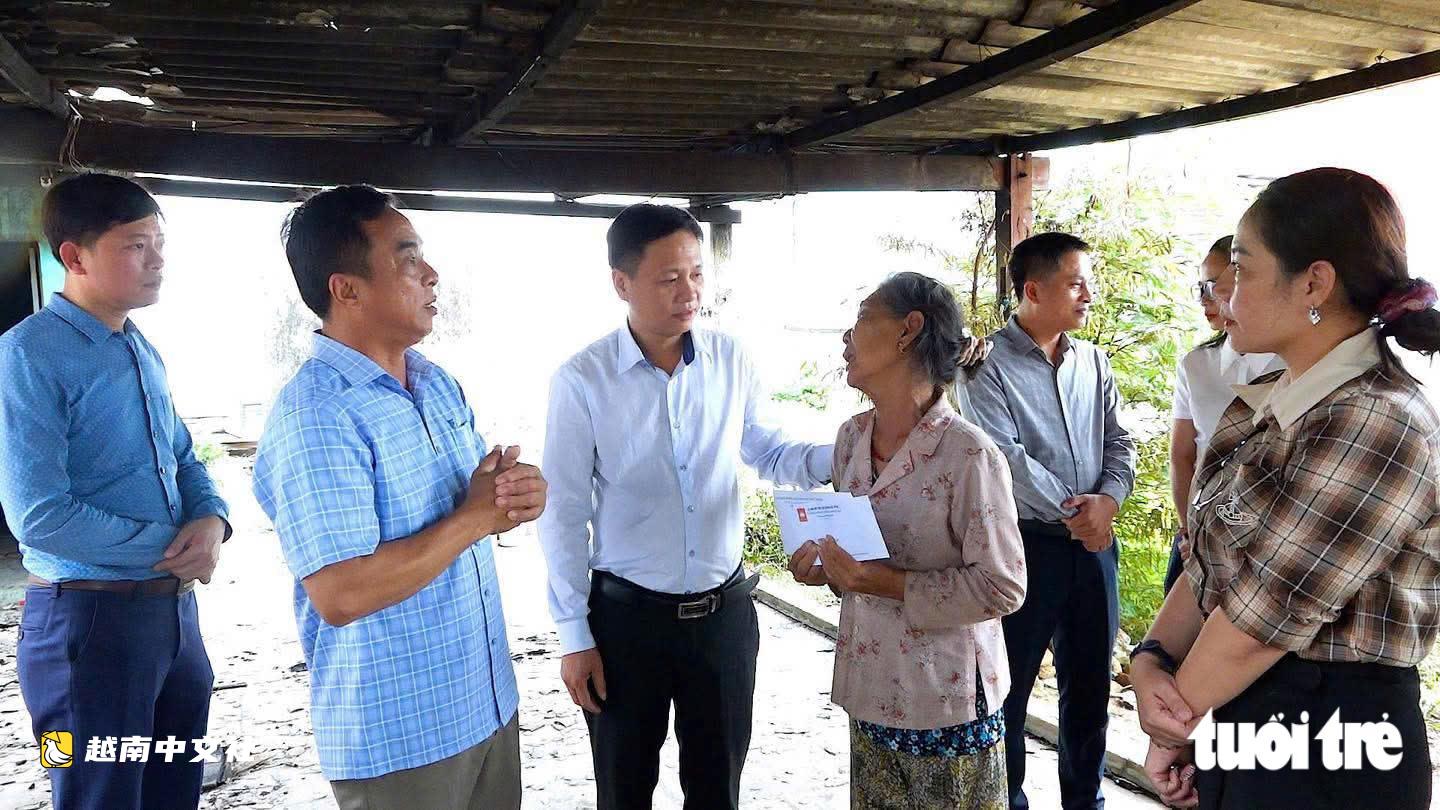 越南76歲老母親剛修好的房子被大火燒燬,照顧精神病兒子盼援手重建家園