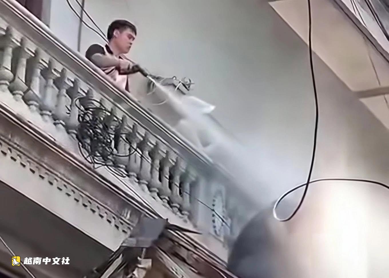 越南一男子用高壓水槍噴向隔壁拆房工人被起訴