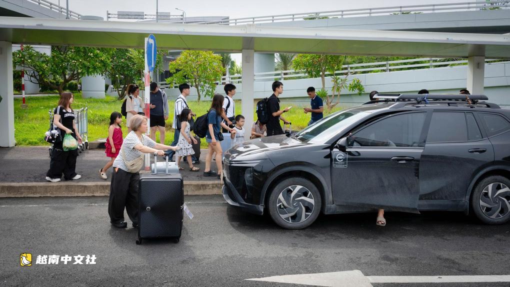越南內排機場乘客艱難搭乘網約車
