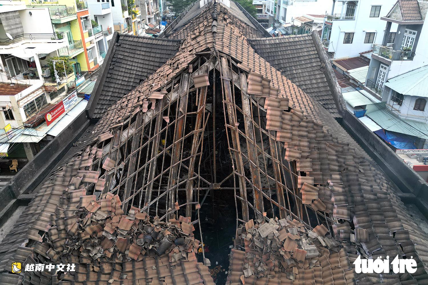 越南邊和市市場火災後攤位只剩框架,商品被燒燬