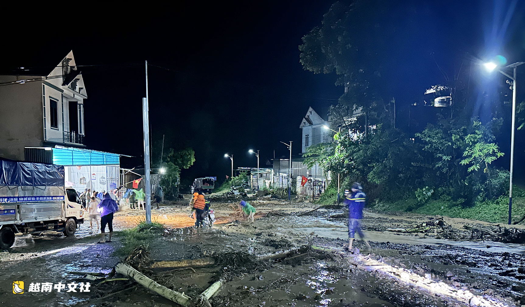 越南6號國道山體滑坡掩埋汽車,連夜疏散200名居民