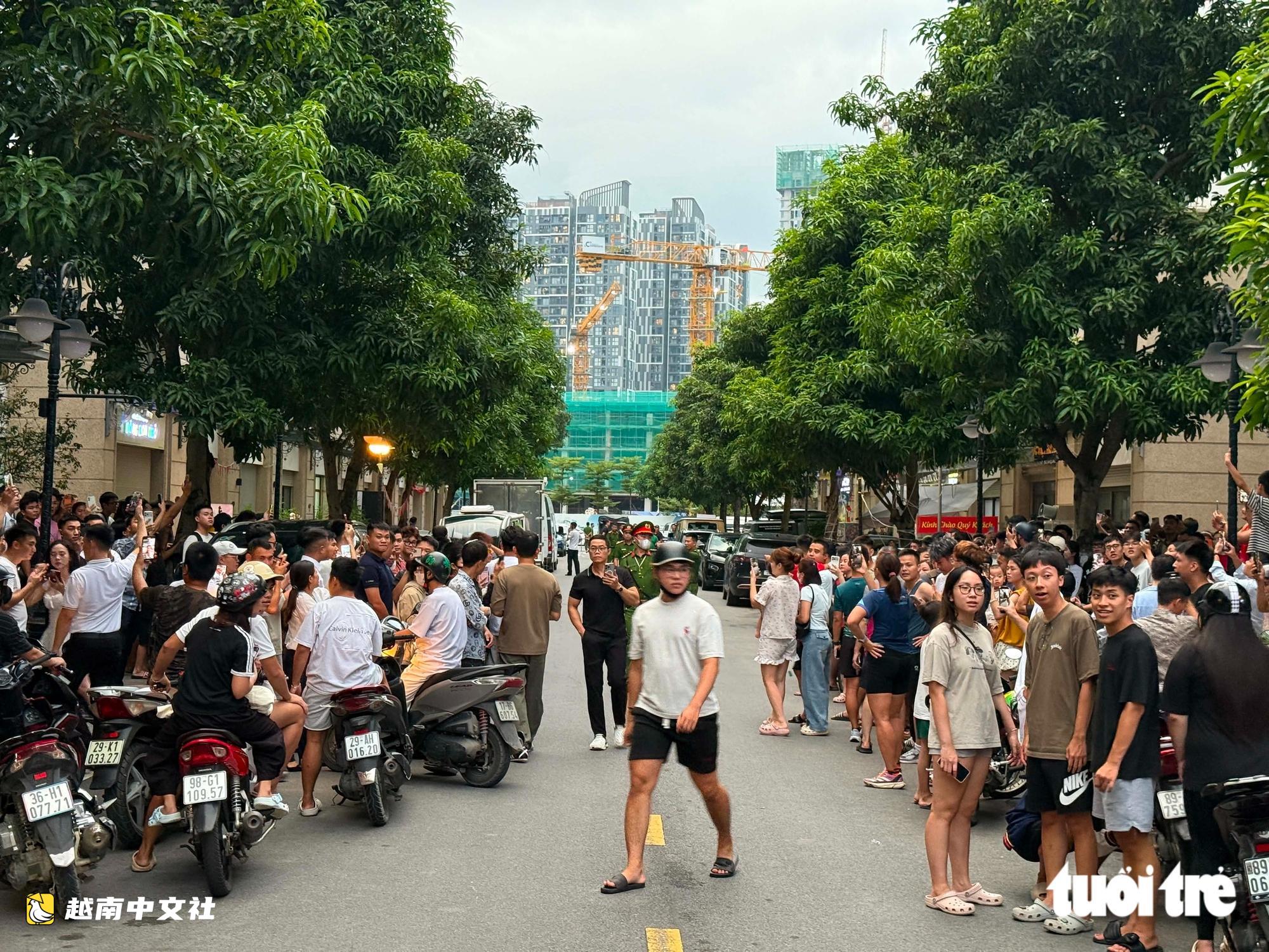 越南多名警察現身網紅“香花洪”住宅
