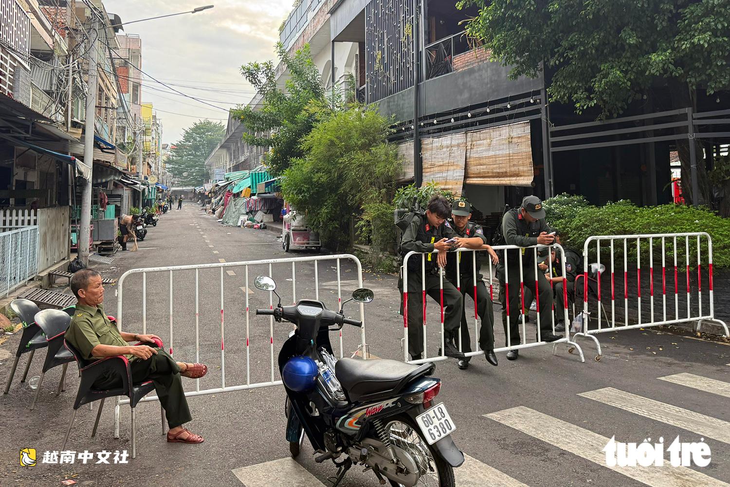 越南邊和市市場火災後攤位只剩框架,商品被燒燬