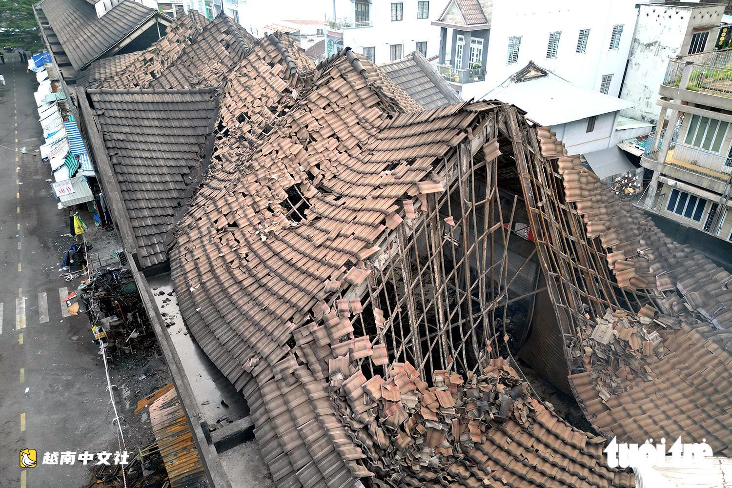 越南邊和市市場火災後攤位只剩框架,商品被燒燬