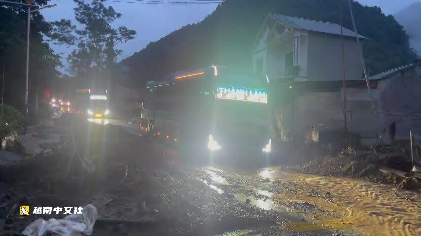 越南山體滑坡掩埋三輛汽車,200多人連夜疏散