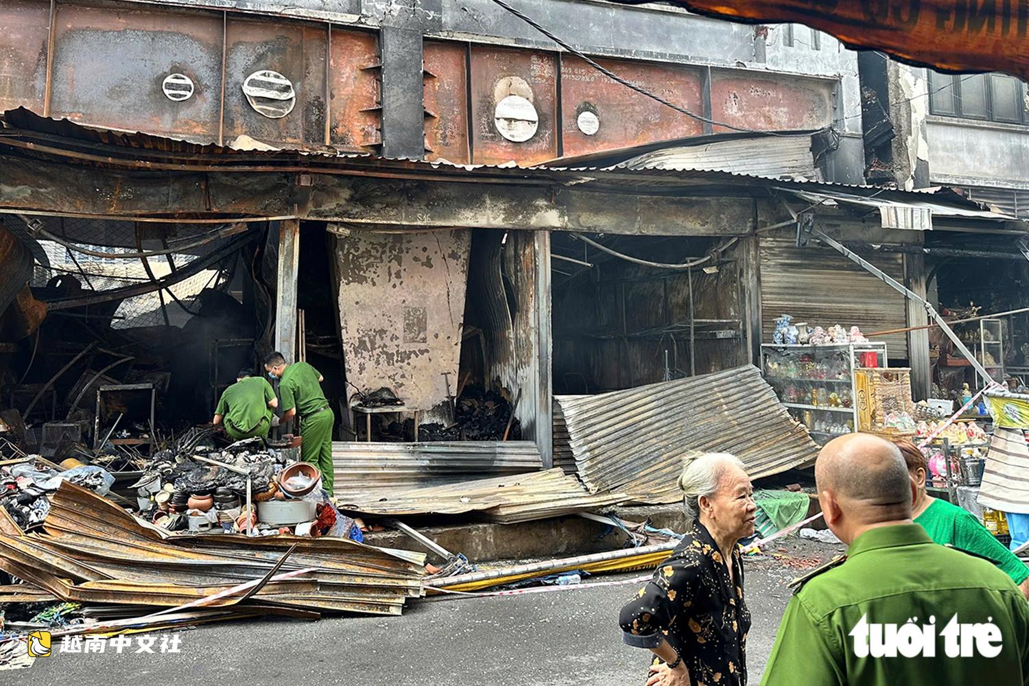 越南邊和市市場火災後攤位只剩框架,商品被燒燬