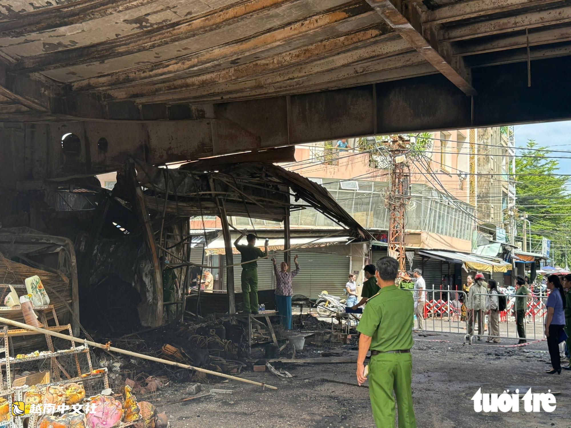 越南邊和市市場火災後攤位只剩框架,商品被燒燬