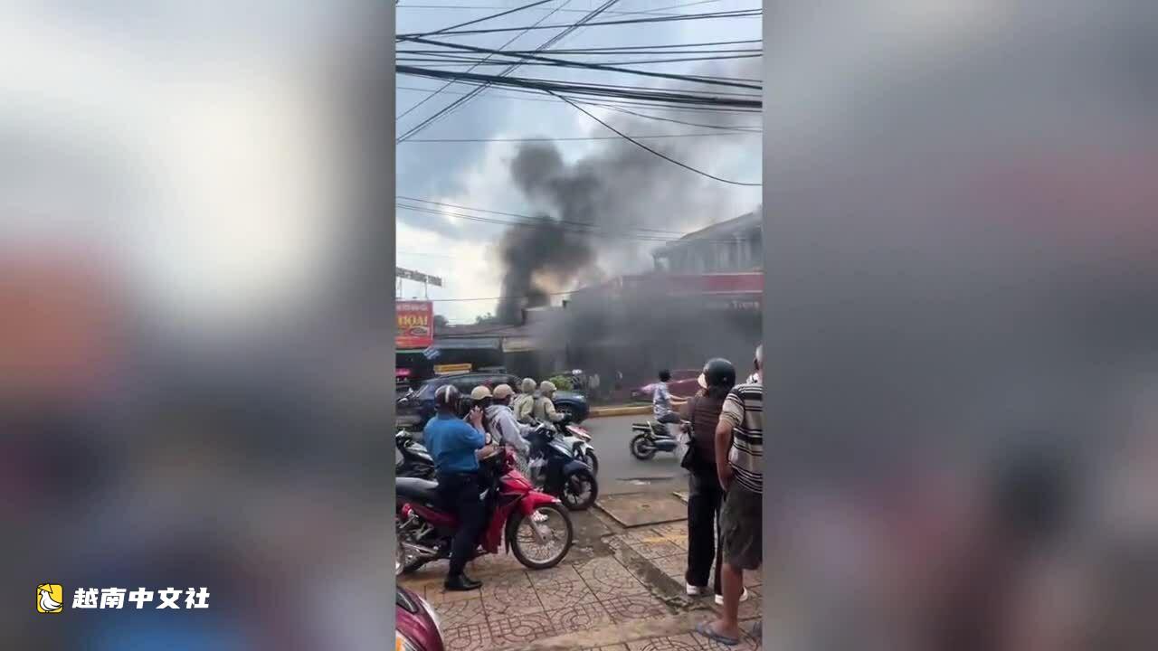 越南同奈省加油站旁摩托車配件店發生火災