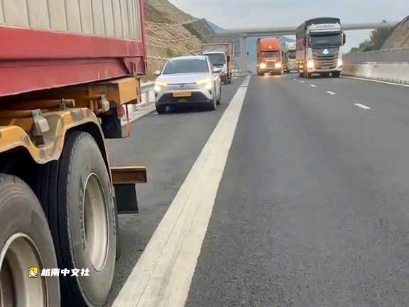 越南多樂省兩段高速公路上多輛車因壓到尖銳金屬碎片拋錨