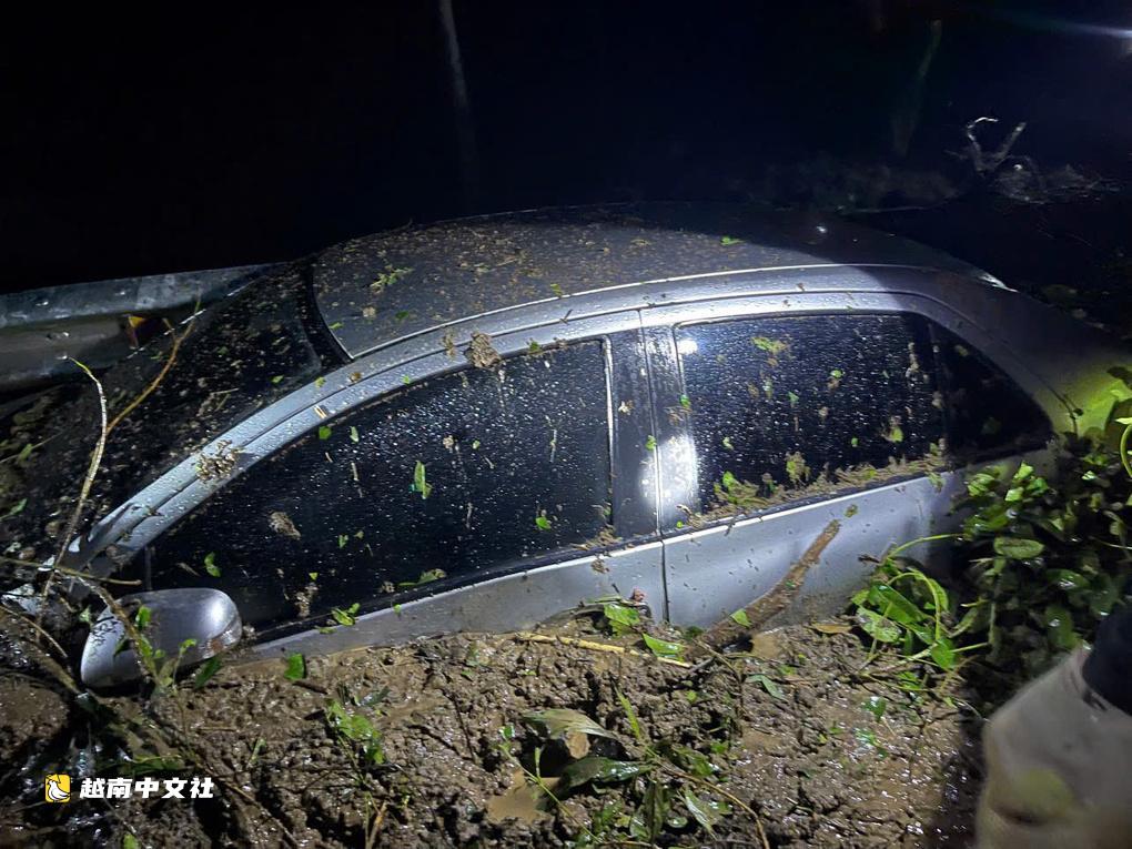 越南山體滑坡掩埋三輛汽車,200多人連夜疏散