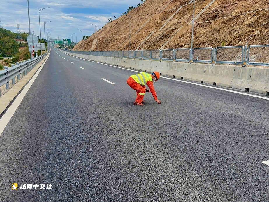 越南多樂省兩段高速公路上多輛車因壓到尖銳金屬碎片拋錨