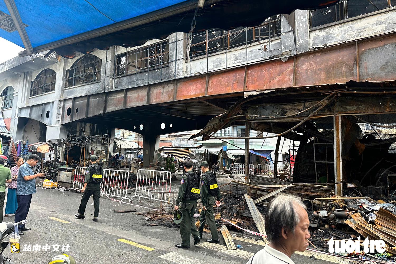 越南邊和市市場火災後攤位只剩框架,商品被燒燬