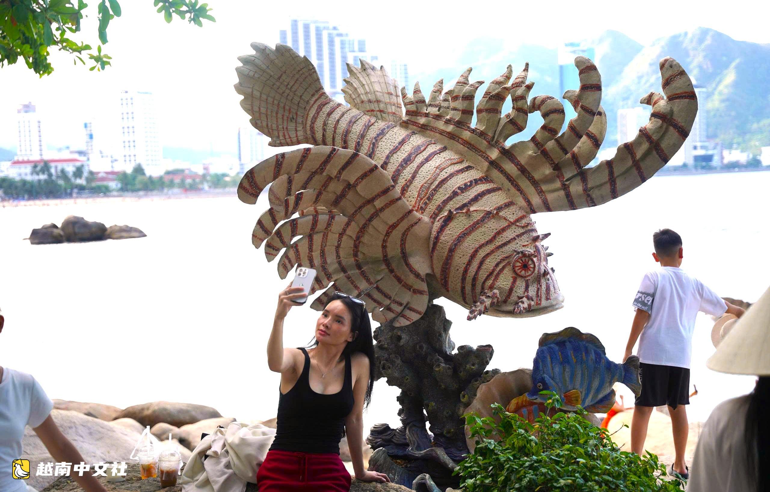 越南芽莊鍾嶼石上現“巨手印”奇觀 吸引遊客