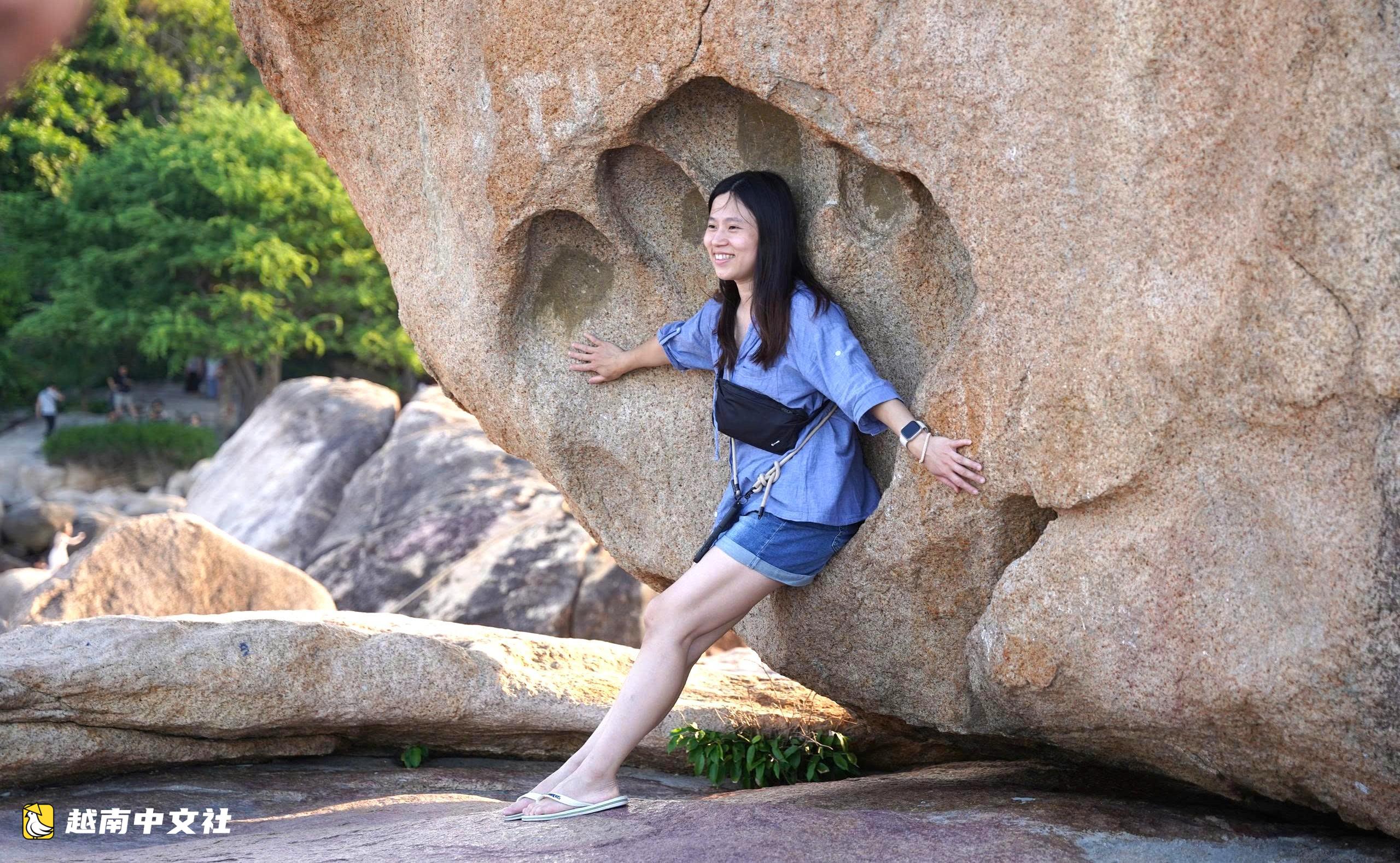 越南芽莊鍾嶼石上現“巨手印”奇觀 吸引遊客