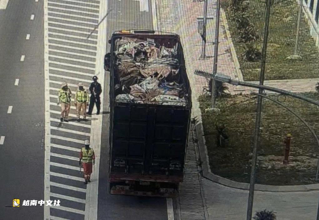 越南多輛汽車在高速公路上因尖銳鐵片爆胎