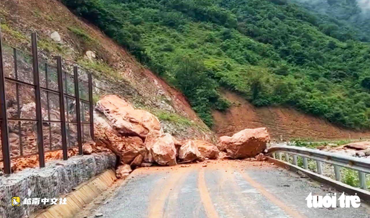 越南義安省暴雨洪水沖斷臨時橋,400餘戶山區居民被隔絕