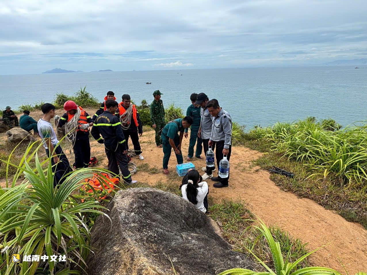 海浪捲走4名在越南峴港拍照的遊客:一名女子被海軍艦艇救起