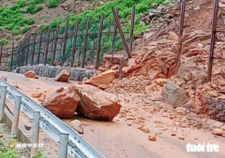 越南義安省暴雨洪水沖斷臨時橋,400餘戶山區居民被隔絕