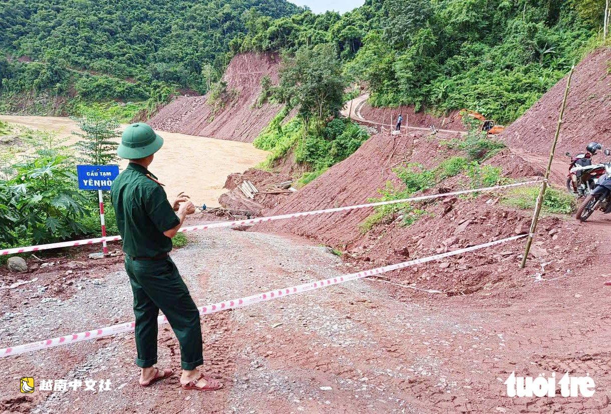 越南義安省暴雨洪水沖斷臨時橋,400餘戶山區居民被隔絕