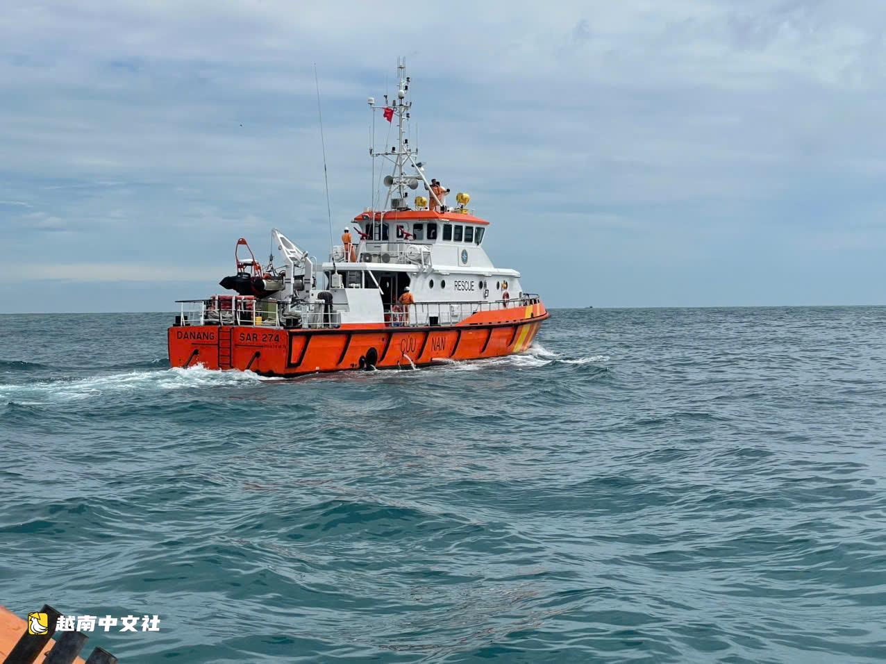 海浪捲走4名在越南峴港拍照的遊客:一名女子被海軍艦艇救起